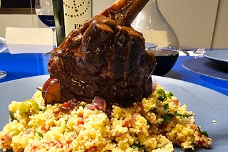 Stinco de cordeiro braseado em vinho tinto