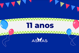 Ilustração sobre o aniversário de 11 anos do Asaas. Ao centro, está uma linha de chegada e, ao seu redor, há alguns balões nas cores azul e rosa. Na parte superior, há algumas bandeirinhas coloridas e, na parte inferior, o logotipo do Asaas. O fundo é azul.