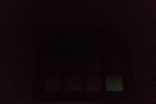 Uma janela de cozinha de vidros coloridos no escuro.