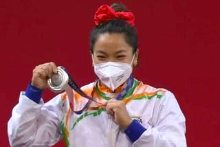 टोक्यो ओलंपिक में भारत कि बेटी (मीराबाई चानू ) ने जीता रजत पदक