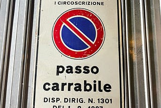 Placas de trânsito e uma reflexão sobre acessibilidade