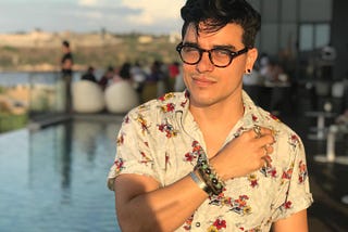 Januel Hernández: «Estar en un escenario es estar vivo»