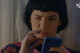 ¡Noemí, suelta el teléfono!
