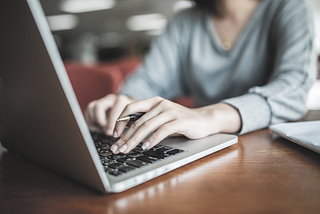 4 cursos de educação financeira para te ajudar a cuidar do seu dinheiro