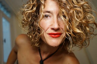 UNA MUJER-/VERDAD/FUERZA/BELLEZA CONMOVEDORA