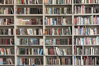 A library shelf showing books arranged using the Dewey Decimal System