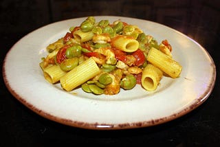 Pasta con favette e gamberi