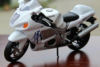 Maisto Suzuki Hayabusa White Bike Toy — Siri Toy Collections