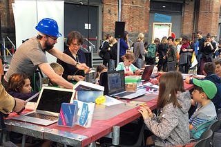 Über 2.000 begeisterte Besucher bei dem Schülertag auf der Maker Faire Berlin