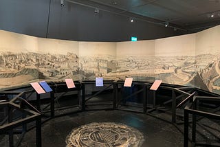 愛丁堡大學的展覽《Panoramas: the World in 360°》的核心展品：羅伯特·巴克（Robert Barker）所繪製的愛丁堡全景畫《巴克全景畫：從卡爾頓山望去的愛丁堡》（Barker Panorama of Edinburgh from Calton Hill, c. 1788）