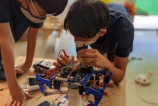 A curiosity-driven approach to the future of robotics education