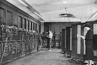 ENIAC — Electronic Numerical Integrator and Computer. O primeiro computador programável, eletrônico, de propósitos gerais e digital.