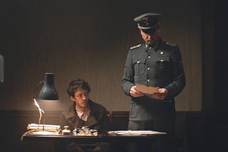 《波斯密語》影評：非典型的納粹集中營求生故事