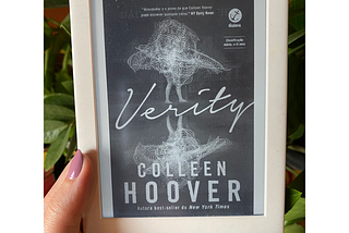 CRÍTICA: Colleen Hoover surpreende com final imprevisível e narrativa perturbante em “Verity”