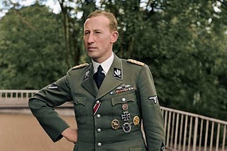 Prag Kasabı Reinhard Heydrich Yahudi Soykırımı’nın planlayıcılarından olan bir Nazi subayı. Yaptığı tekliflerle Hitler’e bile “O kadar da olmaz” dedirten işkence ve şantaj uzmanı: General Reinhard Heydrich