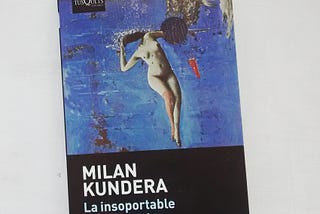 Jueves de Reseña:
La insoportable levedad del ser de Milan Kundera
Siendo honesta el título me…