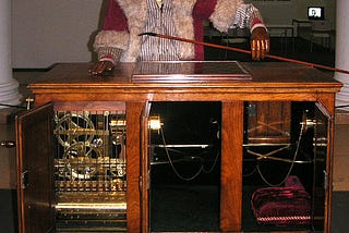 Autonomous Chess Playing robot in the 1770s!!