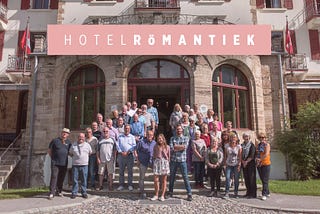 Hotel Römantiek: Humor en blozende bejaarden