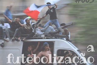 Uma van em movimento com torcedores de futebol comemorando na porta lateral e sobre o teto do automóvel