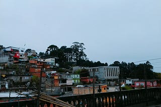 Abaixe a guarda que é chuva (de balas!)