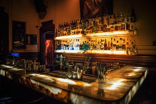 um bar vazio um balcão bebidas e uma luz baixa edi libedinsy