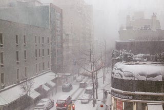 Picture of New York City under the snow of an ongoing blizzard in 2017