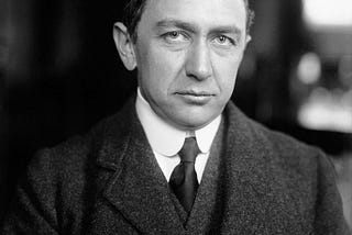 Ivy Ledbetter Lee (1877–1934)-г орчин цагийн ПР буюу олон нийтийн харилцааны загалмайлсан эцэг…