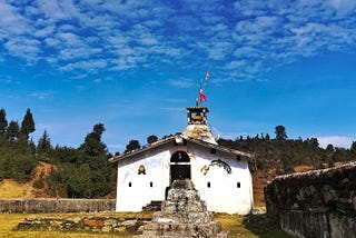 वैसे उत्तराखंड प्रकृति की गोद में बसा एक खूबसूरत राज्य है। यहां की घाटियों ने हमेशा लोगों को आकर्षित किया है, उन्होंने प्रकृति की सुंदरता के मंत्रमुग्ध कर देने वाले दृश्य दिखाए हैं। ऊँची पहाड़ियाँ, छोटी-छोटी घास के मैदान, झीलें, बर्फीली चोटियाँ धरती पर स्वर्ग के समान हैं, इसमें आज हम बात कर रहे हैं “ताराकुंड” की जो गढ़वाल के पौड़ी जिले में स्थित है। यह स्थानीय लोगों के लिए एक धार्मिक स्थान और पर्यटकों के लिए एक पर्यटन स्थल है। पौड़ी से लगभग 45–50 किमी की दूरी पर समुद्र तल से 2200 मीटर की ऊंचाई