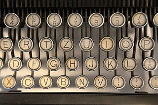 Scrivere con l’intelligenza artificiale: strumento, autore o complice?