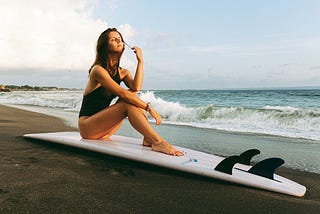 A millennial enjoying a digital nomad life on the beach.