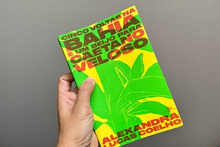 Capa do livro Cinco Voltas na Bahia e um beijo para Caetano Veloso