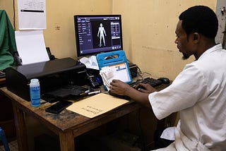 Un technicien de laboratoire inspecte une radiographie. L’équipe de radiologie de cet hôpital effectue en moyenne 50 à 60 radiographies par jour, la plupart pour vérifier la progression de la tuberculose.