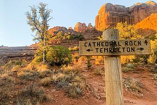 A trail marker along the Cathedral Rock trail.