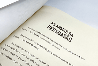 Livro aberto na página que contem o título “As armas da persuasão” com a citação “Este livro é extremamente interessante e muito popular entre os alunos” de Alan Resnik.