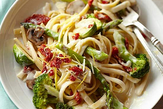 Fettuccine Alfredo with Sun-Dried Tomatoes and Veggies