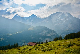 【瑞士蜜月】穆倫 (Mürren) & 雪朗峰 (Schilthorn)：上這山看那山