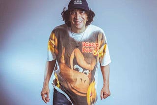 Gus Rodríguez con playera de Donkey Kong 64