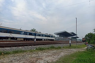 Cerpen "Kenangan di Stasiun Pagi"