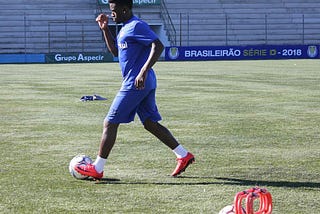 Atacante Vinicius dos Santos no centro de treinamento do Esporte Clube São José.