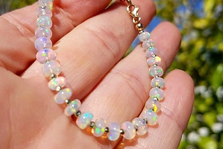 Get An Extra Jazzy Look With An Elegantly Designed Opal Bracelet