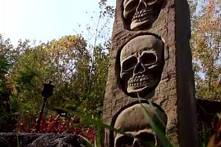 A statue with three skulls carved on it.