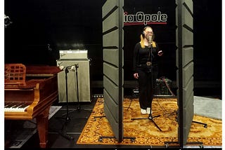 Wokalistka Emanuela Rabinska podczas nagrywania wokalu w Studio Radio Opole.