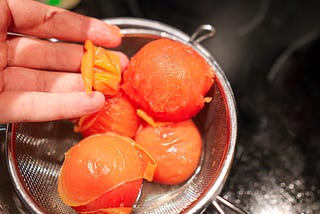 How to Remove the Skins From Tomatoes