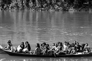 Povoado Indígena Pirahã andando em um barco. (fonte)