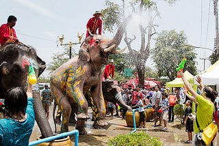 Songkran: il capodanno thailandese. Molto più che la più grande battaglia d’acqua del mondo.