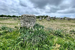 A picture of stone rocks in a field of grass.