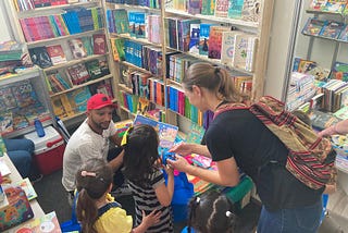 Programa de incentivo à leitura dá vale-compras para crianças na Feira do Livro