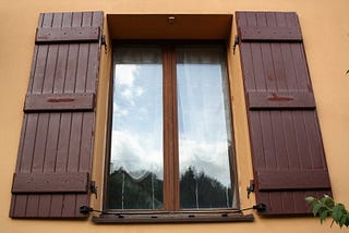 Le bon vieux volet en bois