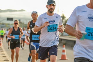 Author running in the Joinville half marathon, among other participants.