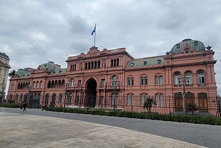 Extrema direita toma posse na Argentina